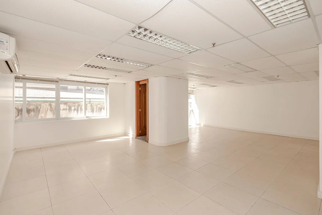 Imagem Conjunto Comercial, meio andar inteiro com várias salas e salão!