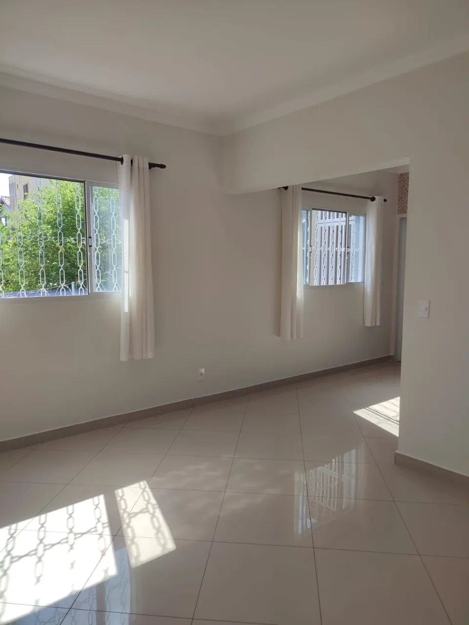 Imagem Imperdível Casa Comercial à Venda em Sorocaba-SP, Bairro Wanel Ville: 2 Quartos, 1 Suíte, 1 Sala, 3 Banheiros, 1 Vaga de Garagem e 380m² de Área.