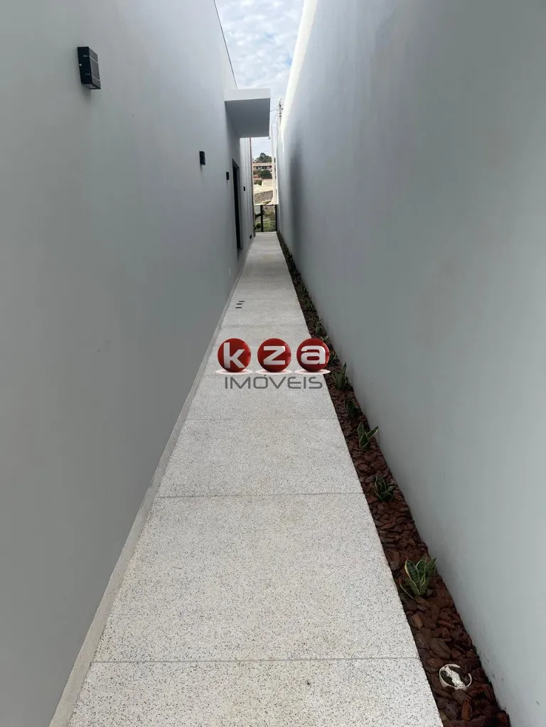 Imagem Imóvel de luxo: Casa em condomínio à venda em Vinhedo - SP, com 3 suítes, 4 salas e 310m² de área