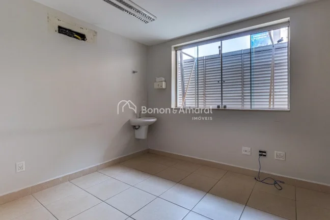 Imagem Imóvel comercial localizado em ponto estratégico de Campinas, na esquina da Avenida Dr. Moraes Sal...