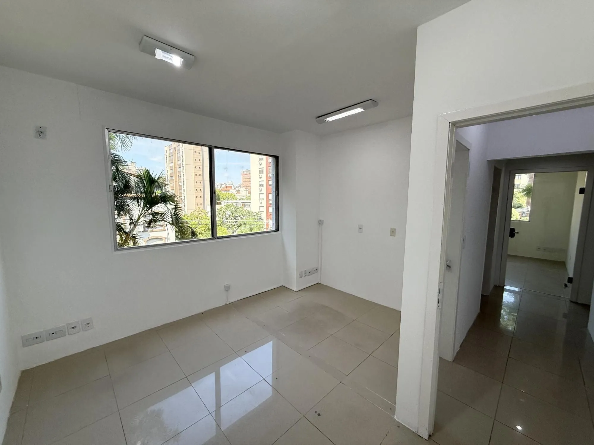 Imagem MÁFFER IMÓVEIS ALUGA - CASA COMERCIAL OU RESIDENCIAL NA AUXILIADORA Rua Marcelo Gama - Bairro Auxiliadora | Porto Alegre/RS