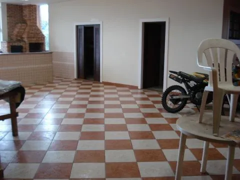 Imagem VENDA DE CASA NO CONDOMÍNIO ARUJÁ COUNTRY CLUB, 250m² c/ 2 quartos, suíte c/ sacada, salão com churrasqueira e forno de pizza e 4 vagas. CONSULTE-NOS.