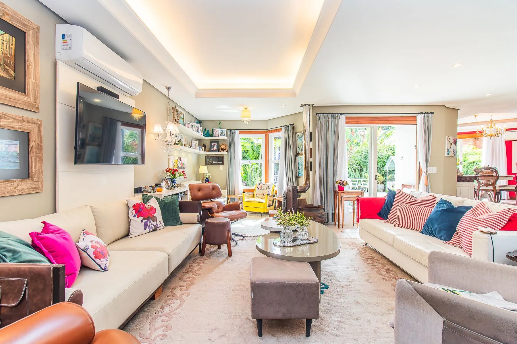 Imagem CASA DE 4 DORMITÓRIOS EM CONDOMÍNIO - 320 m² - 4 VAGAS DE GARAGEM