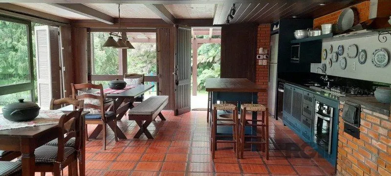 Imagem BELÍSSIMA CASA EM GRAMADO - JUNTO AO LAGO NEGRO