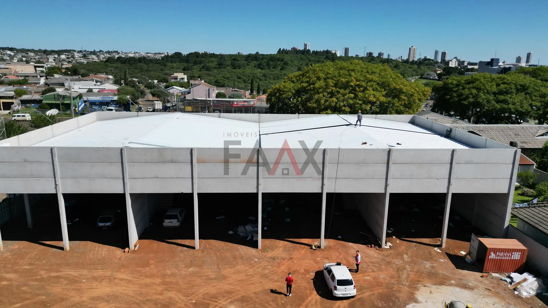 Imagem Sala comercial no Bonsucesso com amplo espaço de estacionamento sala tendo 300m