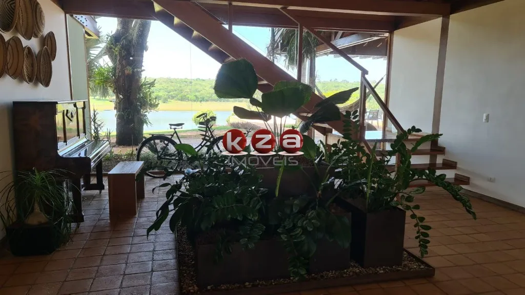 Imagem Imponente mansão de luxo no Condomínio Quinta do Lago em Avaré-SP: 6 quartos, 6 suítes, 4 salas, 8 banheiros, 10 vagas de garagem, 1.096m² de área.