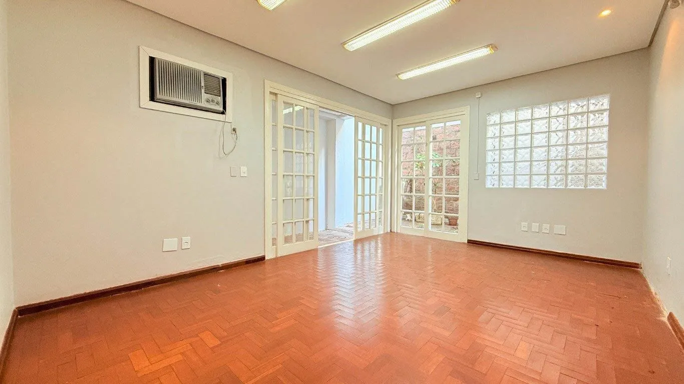 Imagem CASA 230m² 5 QUARTOS/SALAS, 3 VAGAS DE GARAGEM - USO RESIDENCIAL OU COMERCIAL