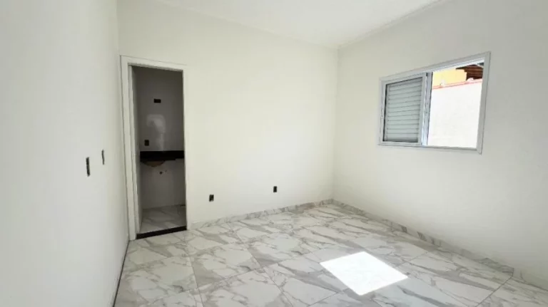 Imagem Casa térrea com 2 dormitórios sendo 1 suite. O imóvel está em condomínio fechado, proporcionando mais segurança e conforto aos moradores, você encontra á venda na Imobiliaria Consulte Imoveis.