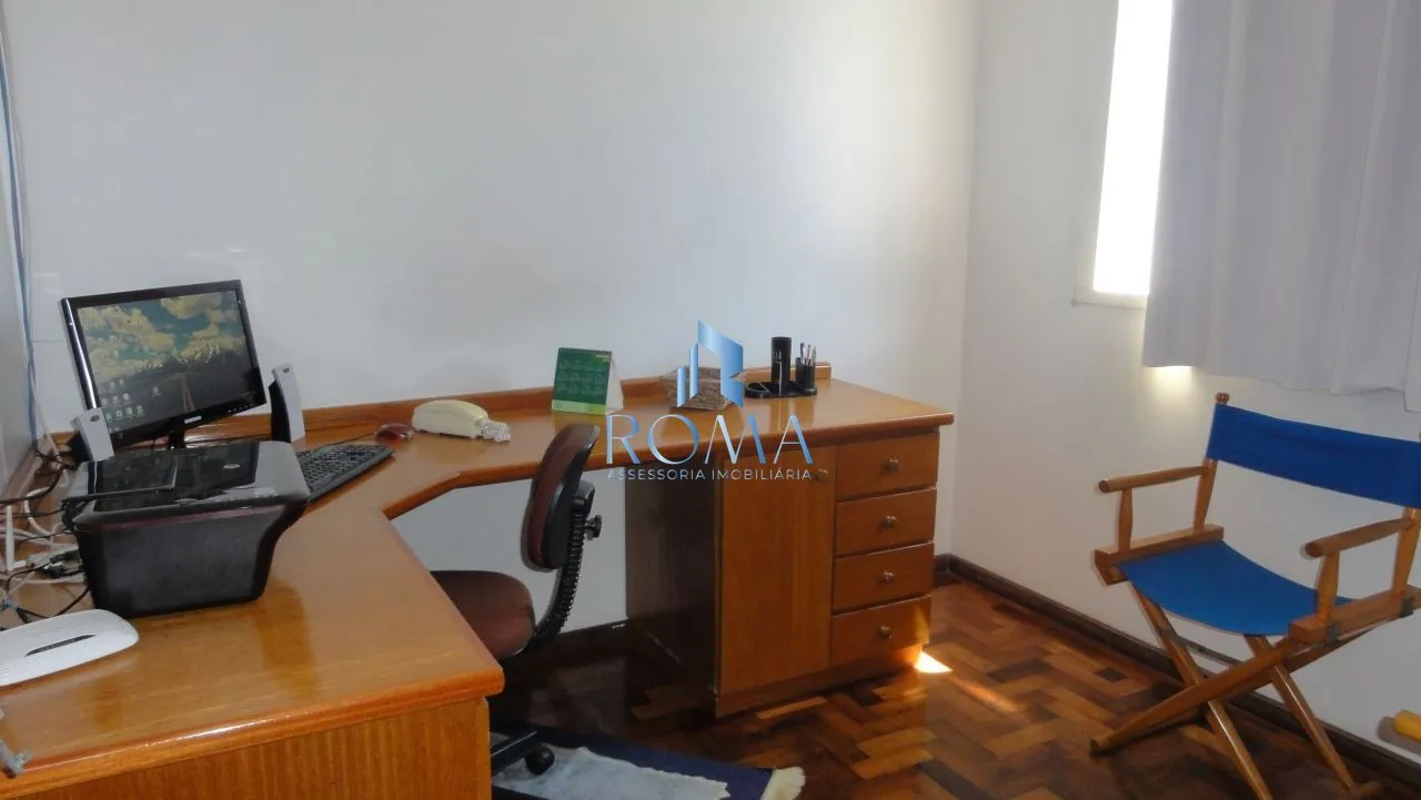 Imagem Casa à Venda no Centro de Santa Maria com 5 Dormitórios, Piscina e Salão de Fest