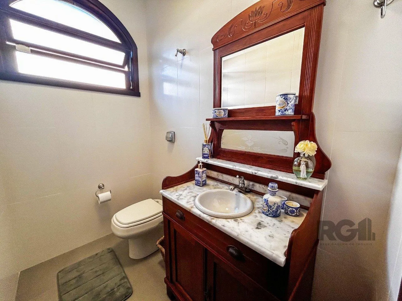 Imagem Casa 3 dormitórios, suíte, lareira, churrasqueira,, pátio, vaga garagem com 309 m² privativos.