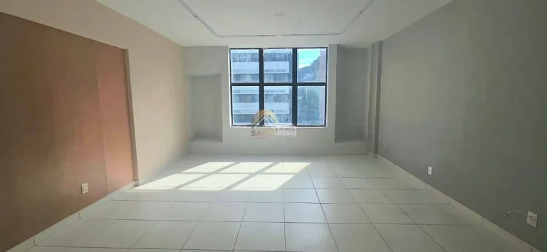 Imagem Sala comercial reformada, andar alto e vista livre. Copa e banheiro. Condomínio baixo. Em Brotas, p