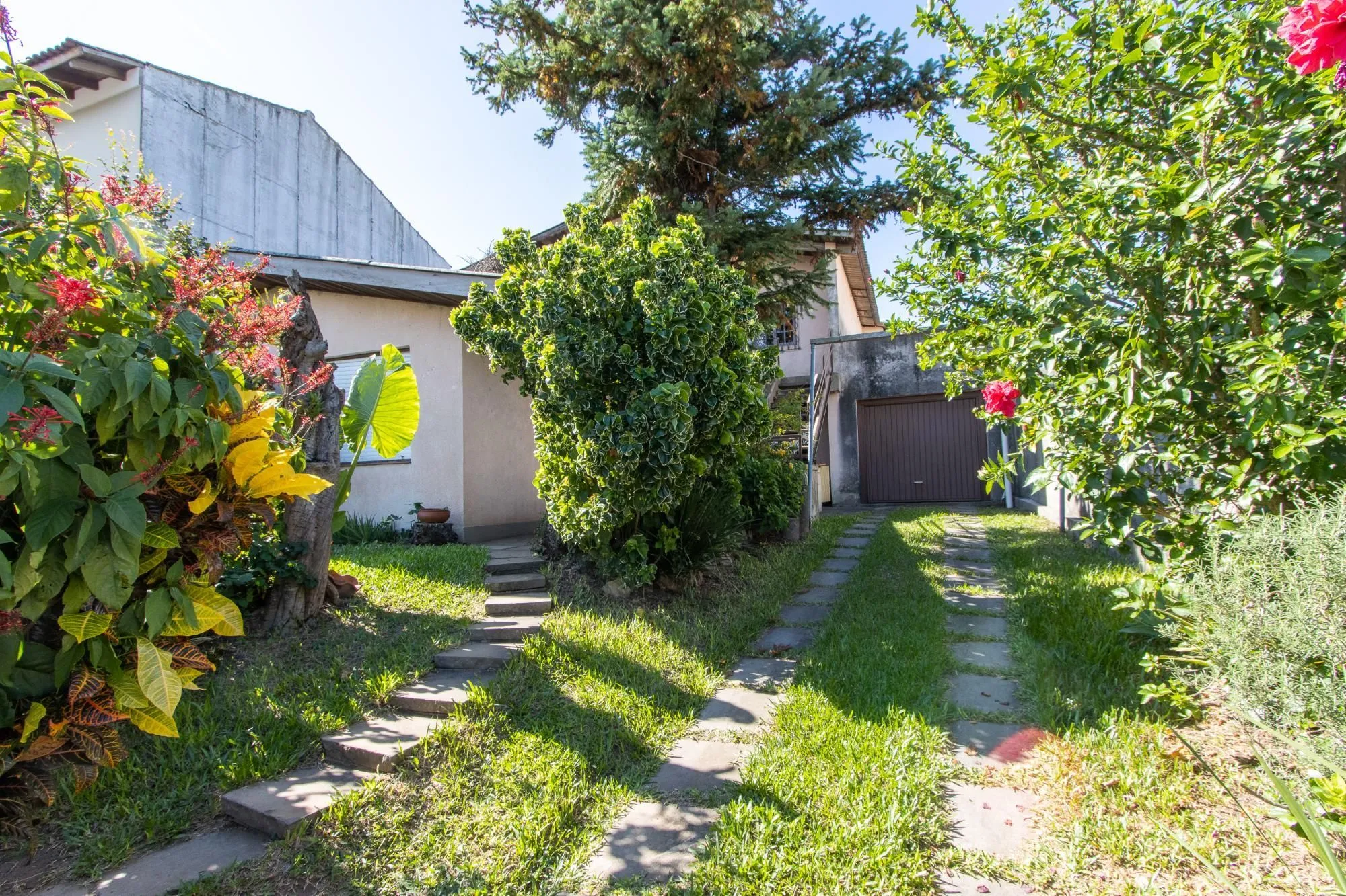 Imagem Casa de Alvenaria, possui 3 dormitórios, uma suíte, hall de entrada, lavabo, living com lareira, cozinha ampla com armários, área gourmet com churrasqueira, corredor, pátio e 4 vagas de garagem, uma construção em anexo que possui hall de entrada, lavabo, 