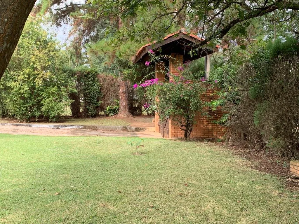 Imagem Venha se encantar com esta belíssima Casa de Campo localizada em um Condomínio Fechado!