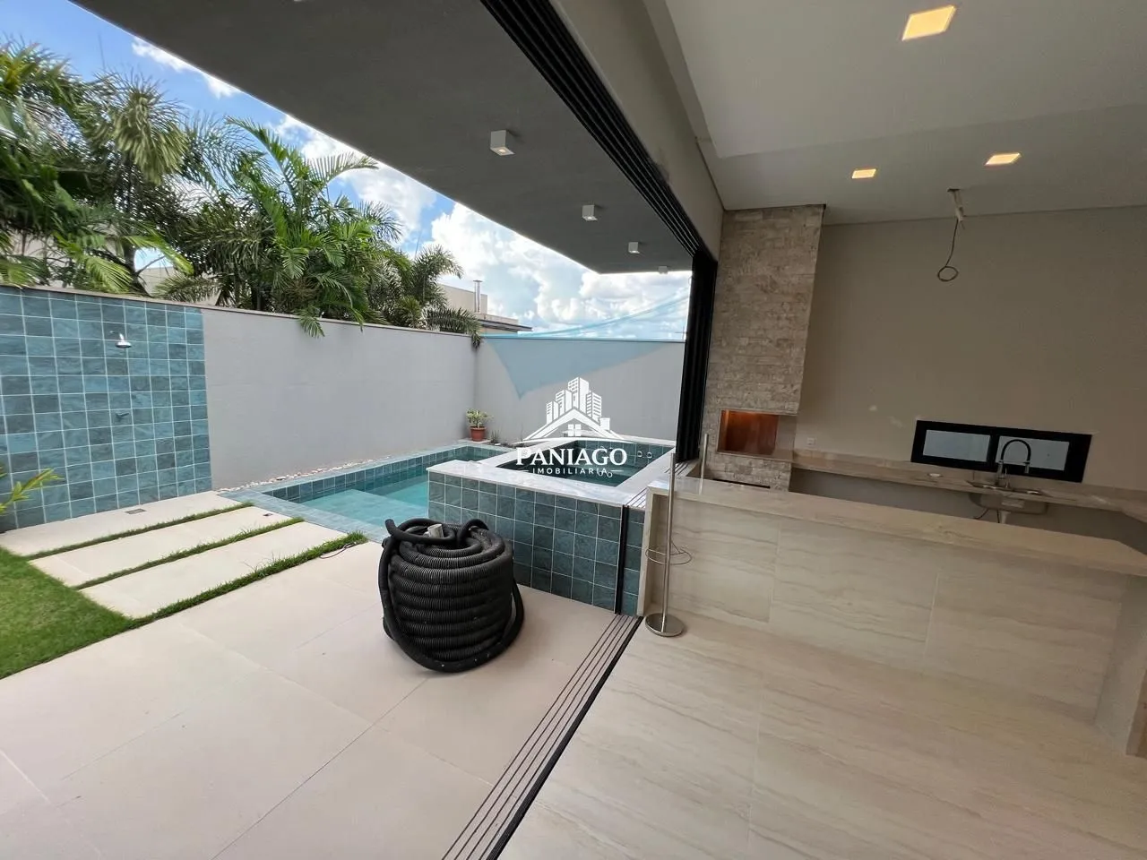 Imagem Casa com 5 Quartos, 4 Suítes e Piscina à Venda no Villa Jardim