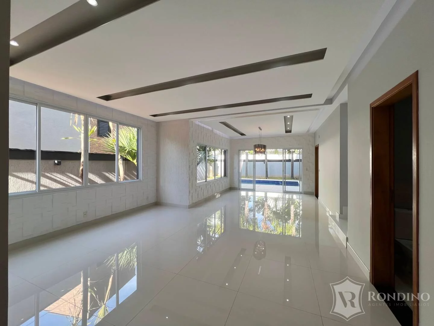 Imagem Casa no Alphaville Nova Esplanada com 4 Suítes e Piscina