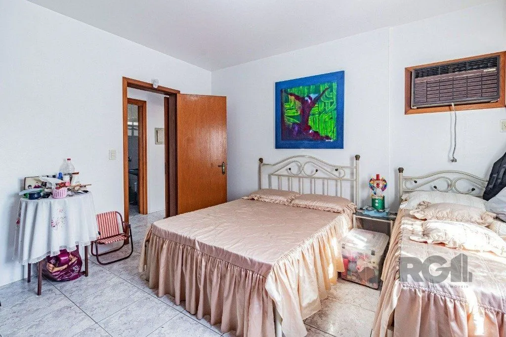 Imagem Casa com 267m², 3 dormitórios, 1 vaga no bairro Tristeza