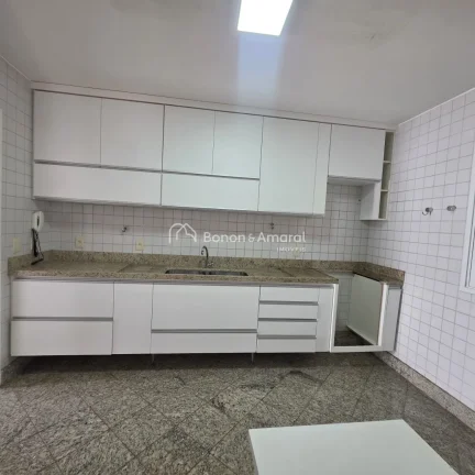 Imagem Localizada em um ambiente tranquilo, com apenas 59 residências, esta aconchegante e charmosa casa e...