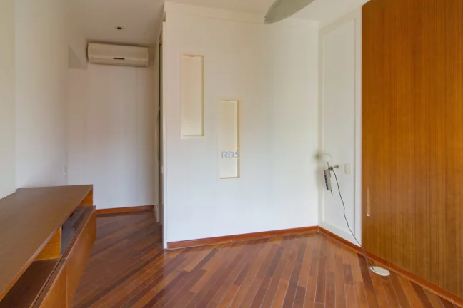 Imagem Vende apartamento de 260m² com 4 suítes e 4 vagas no Edifício Lindenberg Tangará