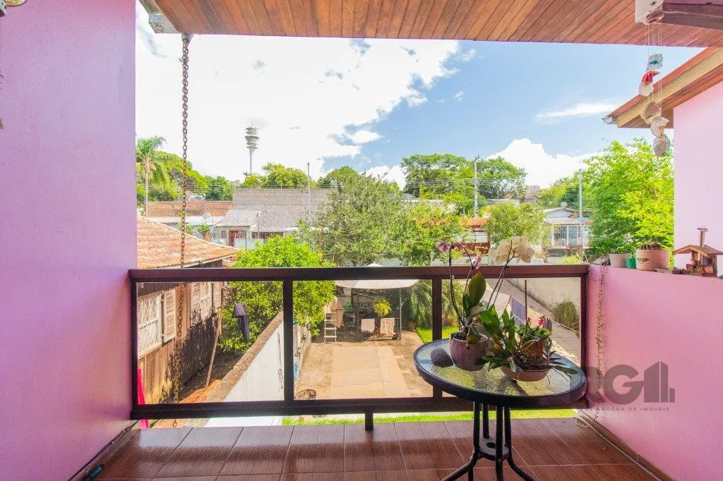 Imagem Casa com 3 dormitórios e 3 vagas no bairro Santa Tereza