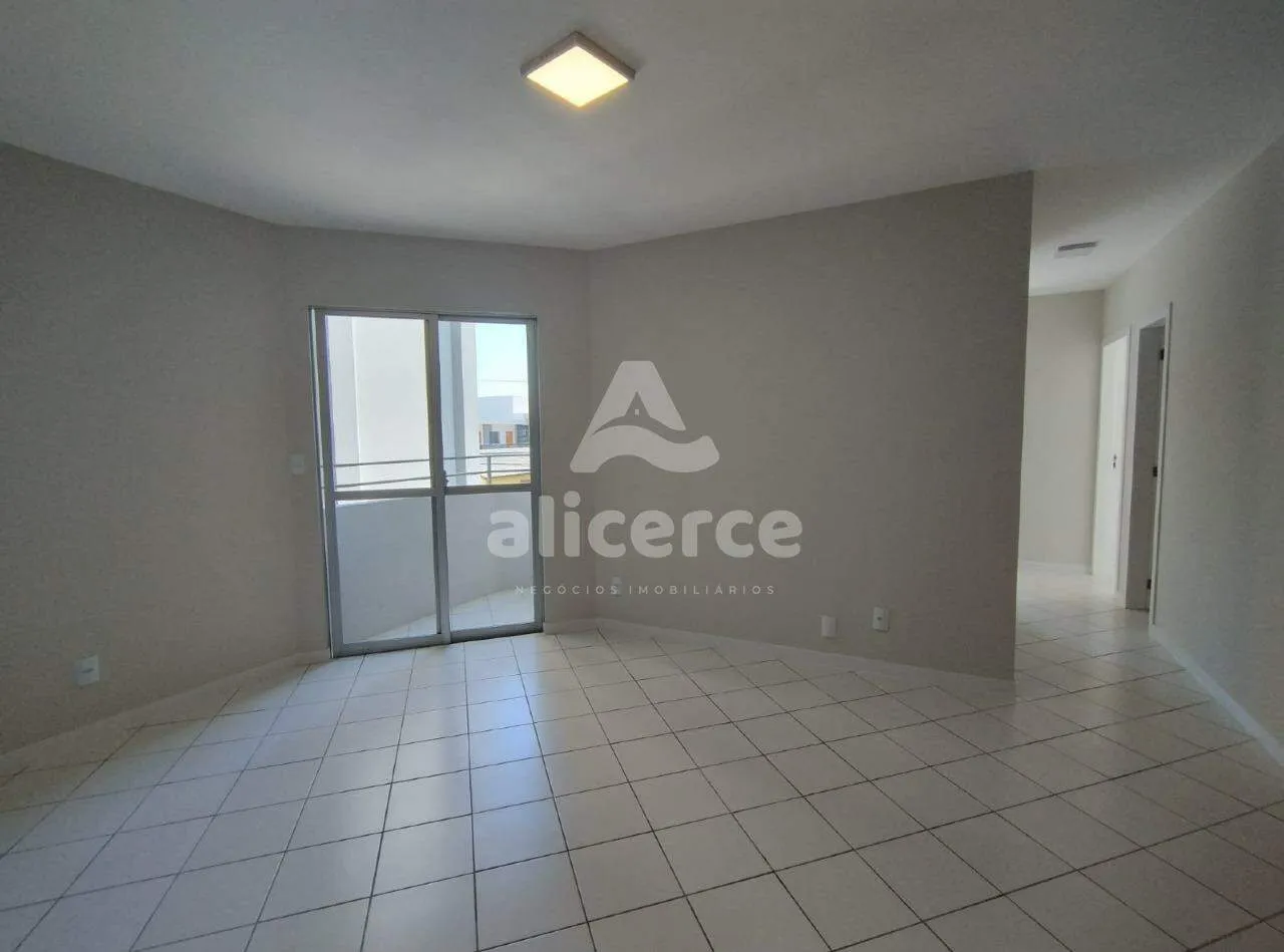 Imagem Apartamento recém reformado, 3 dorm. com suíte, sol da manhã e vista livre em Barreiros - São José - SC
