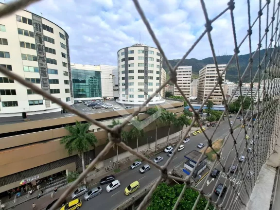 Imagem Vende Apartamento, Tijuca em frente ao Shopping 2 quartos, 64m2, sem vaga.