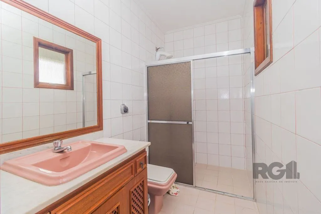 Imagem Casa com 240m², 3 dormitórios, 6 vagas no bairro Sarandi