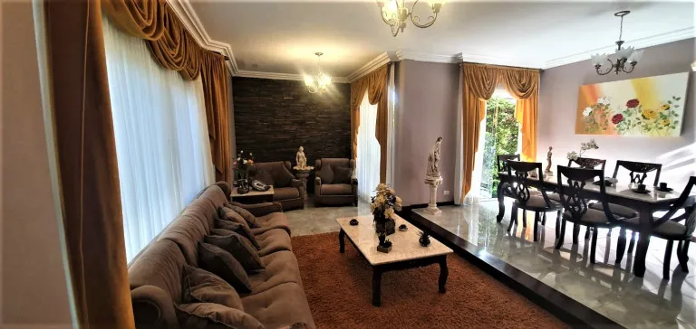 Imagem Casa com 3 Quartos à Venda, 223 m² em Novo Mundo - Curitiba