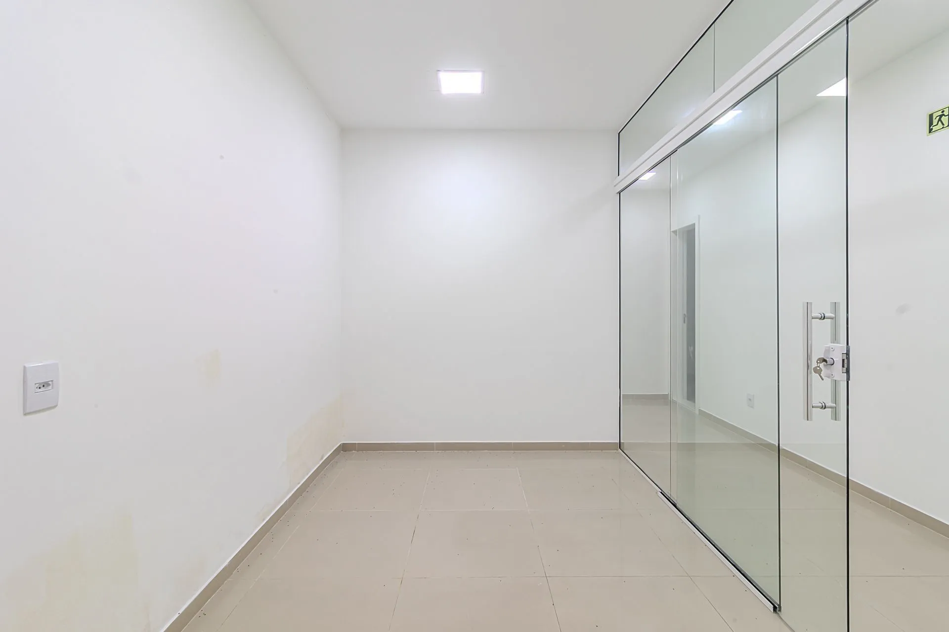 Imagem : MÁFFER IMÓVEIS ALUGA LOJA COMERCIAL COM 351M² DE ÁREA PRIVATIVA toda REFORMADA com excelente fachada e espaço para estacionamento em frente ao imóvel, ideal para empresas que buscam visibilidade e facilidade de acesso.