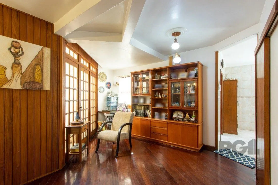 Imagem Casa de alvenaria, 3 quartos, 1 suíte, 4 banheiros e 5 vagas de garagem.
