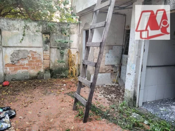 Imagem No bairro Bom Fim, prédio de 2 andares com pátio