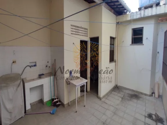 Imagem Casa à Venda na Atalaia: 4 Quartos, 3 Suítes, 2 Salas, 6 Banheiros, 3 Vagas de Garagem. Próximo a Orla da Atalaia.