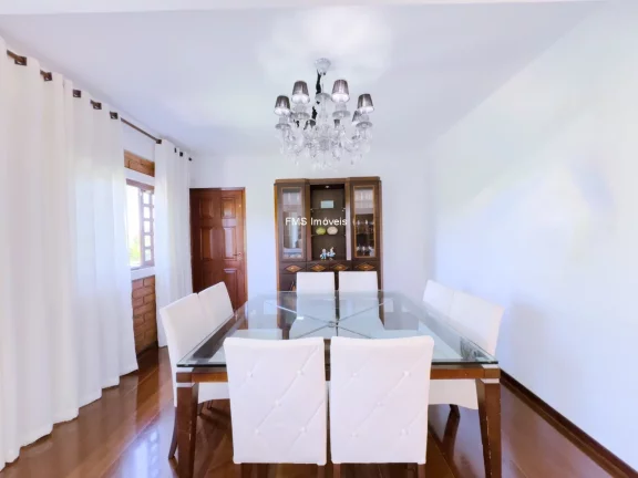 Imagem Imóvel de luxo em Cotia-SP: Casa à venda ou locação com 7 quartos, 5 suítes, 3 salas e 2.500 m² de área em Chácaras dos Lagos.