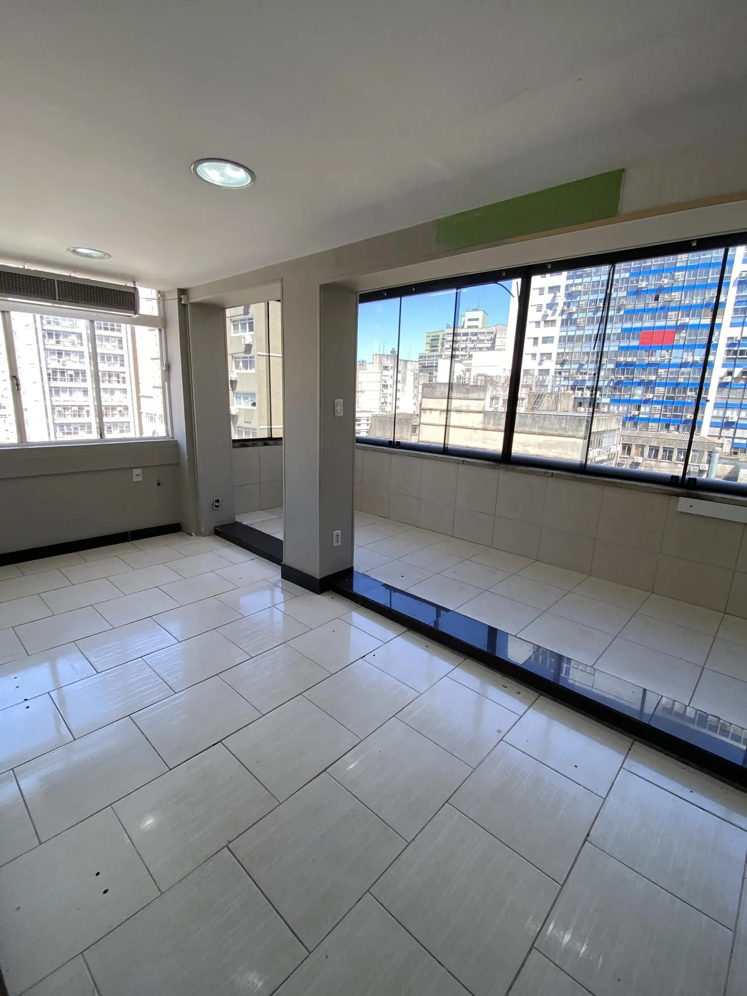 Imagem MÁFFER IMÓVEIS ALUGA EXCELENTE CONJUNTO COMERCIAL - ANDAR INTEIRO NO CENTRO DE PORTO ALEGRE 280m² de área privativa