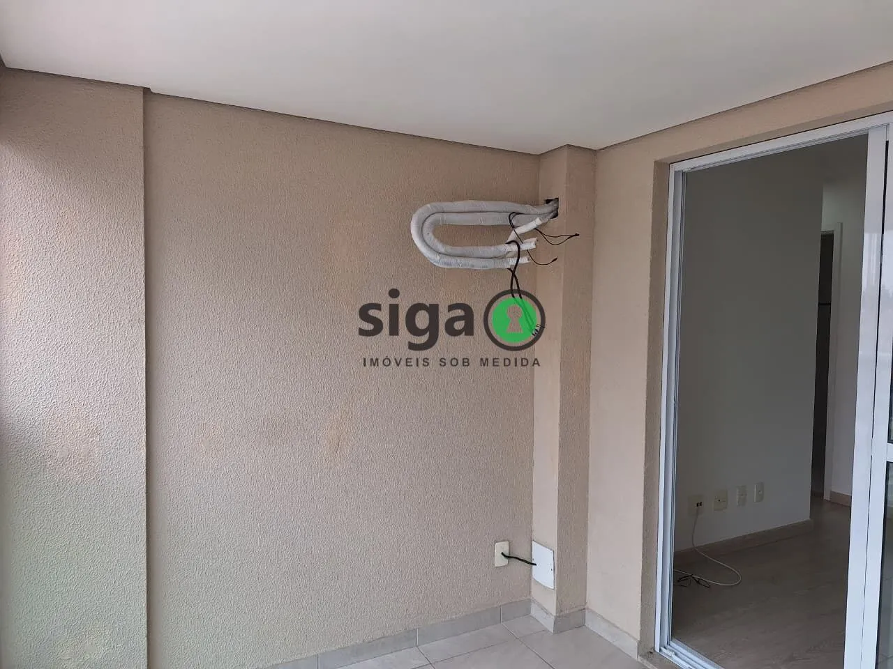 Imagem Apartamento reformado 2 Dormitórios com Suíte, Varanda e Vaga