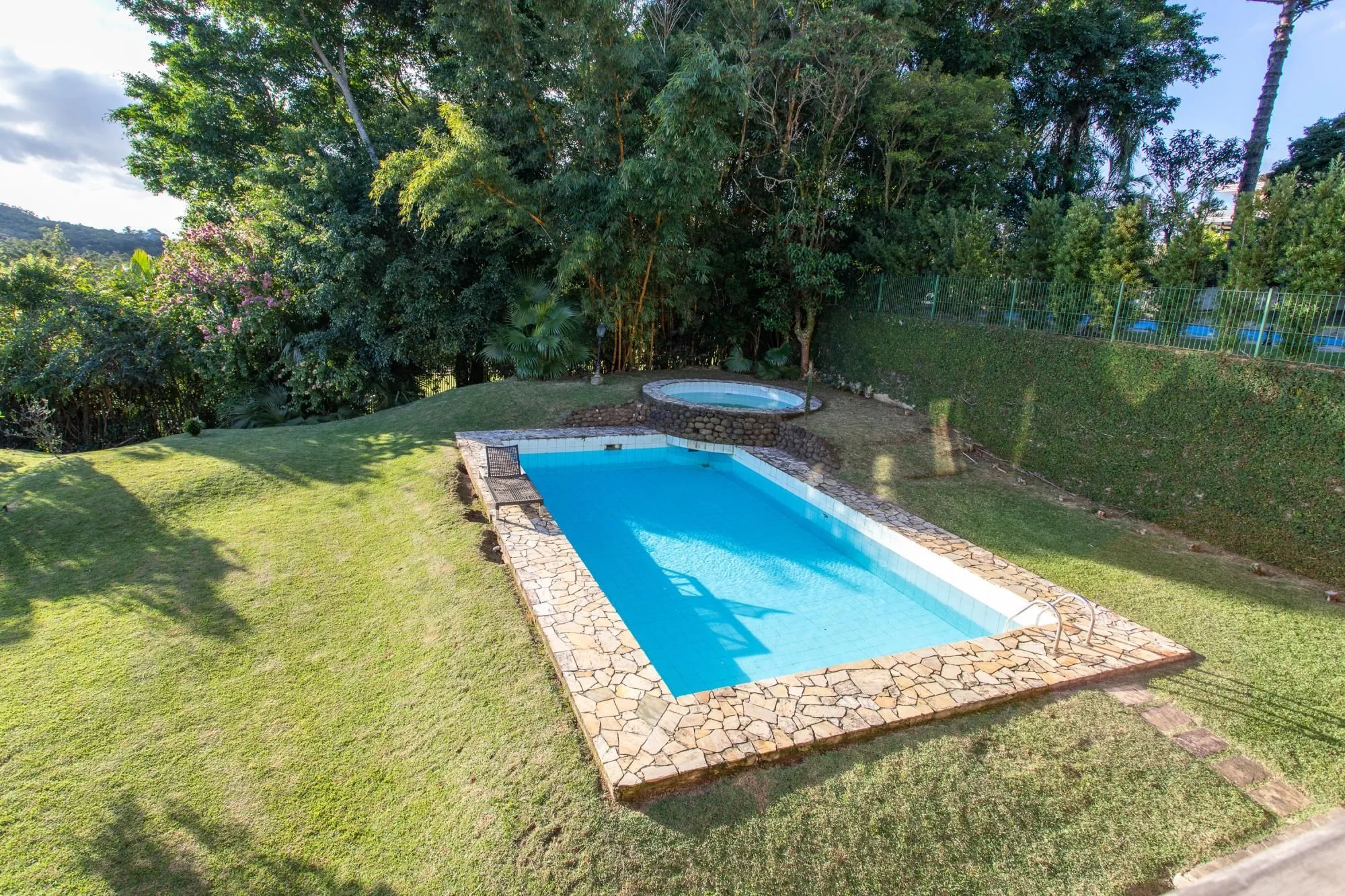 Imagem Casa em Condomínio à venda com 5 dormitórios, 565m² e 4 vagas no Condominio Jardim do Sol, Zona Sul de Porto Alegre