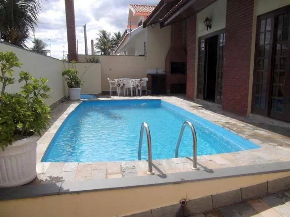 Imagem CASA COM PISCINA PERTINHO DA PRAIA