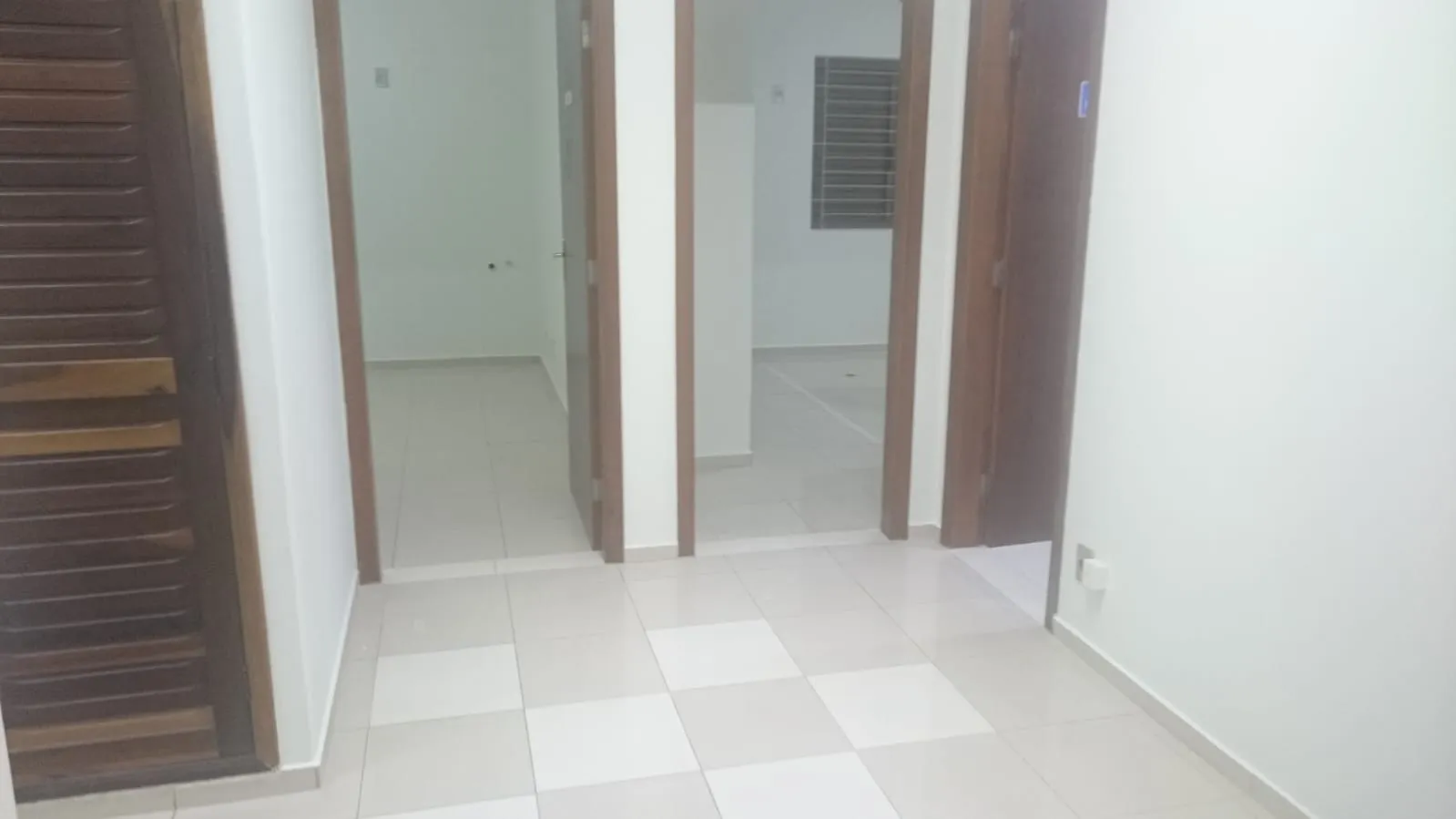 Imagem Imóvel Comercial de Esquina no Campolim - 9 Salas, 2 Recepções e Estacionamento