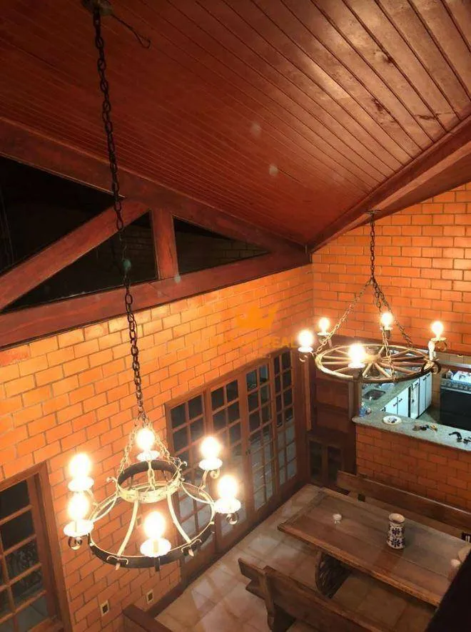Imagem Charmosa Residência no Condomínio Tereza Cristina, com AT 1.000 m2 e AC 244 m2, 3 Dorm, 1 Suite Master, R$ 2.460 Mio.