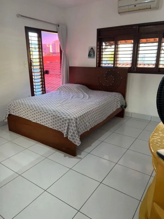 Imagem Casa duplex ampla no Bairro dos Estados, com 7 quartos, 4 suítes, varandas, terraço e excelente localização em João Pessoa.