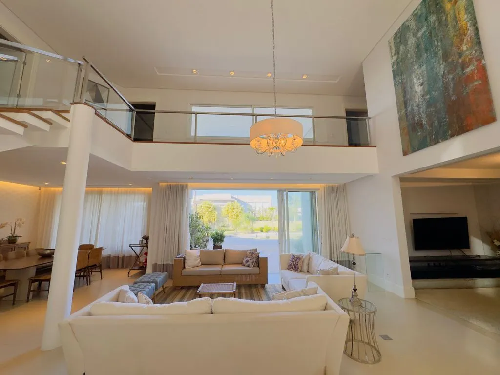Imagem Casa de Luxo em Condomínio à Venda em Valinhos-SP, 4 Suítes, 3 Salas, 7 Banheiros, 4 Vagas de Garagem 460m²