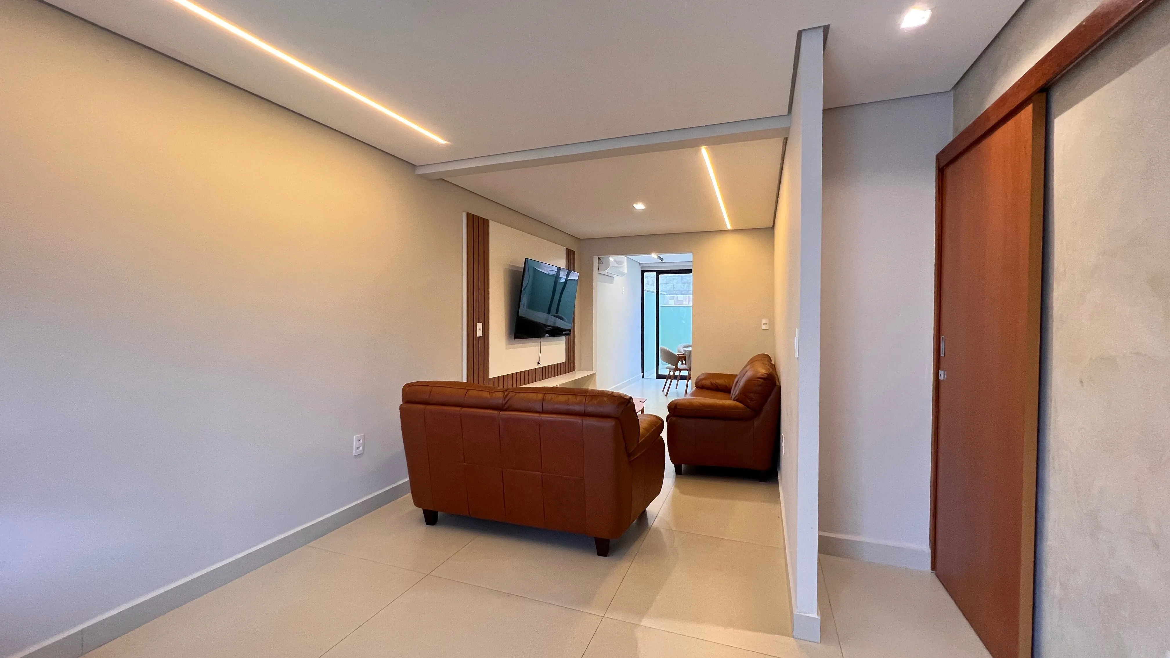 Imagem Casa Ampliada com Planejados, Ar-Condicionado e Eletrodomésticos Inclusos no Villa Flora, Condomínio Gerânios