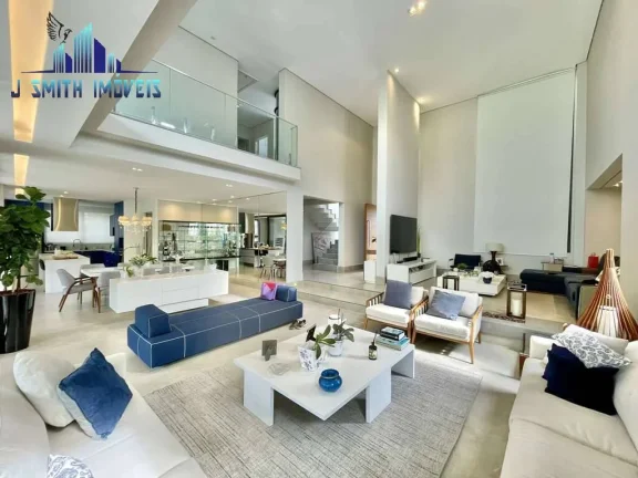 Imagem CASA À VENDA DE PORTEIRA FECHADA! Impecável, 4 suítes, elevador, piscina