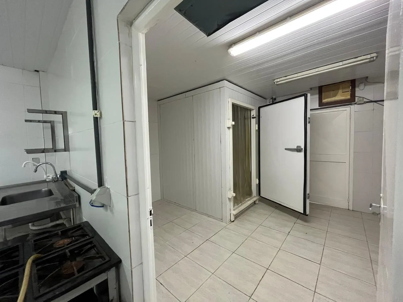 Imagem Prédio Comercial à venda com 5 salas, 400m², 6 vagas, Rua Laudelino Freire no bairro Sarandi em Porto Alegre