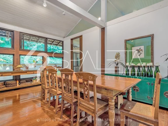Imagem Aprecie o luxo e a tranquilidade no condomínio Iporanga, Guarujá: Casa exclusiva com ambientes espaçosos e vista deslumbrante