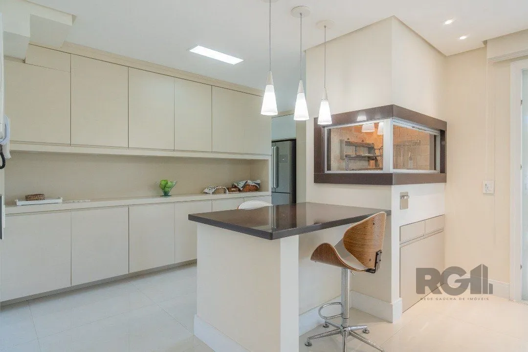 Imagem Casa semimobiliada e possui 3 suítes (sendo 1 delas master com closet e hidro)