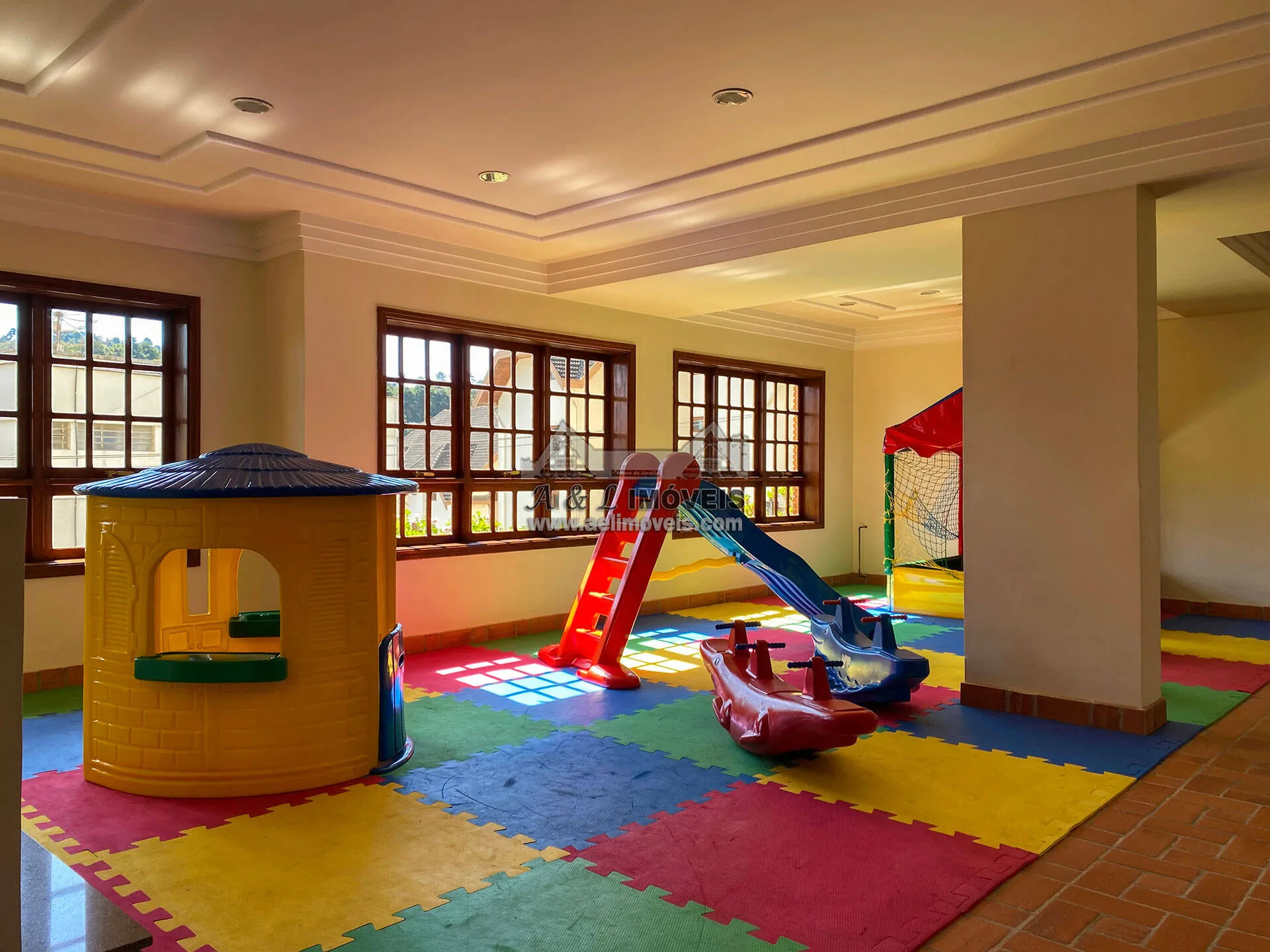 Imagem Apartamento à venda em Campos do Jordão - Condomínio com piscina
