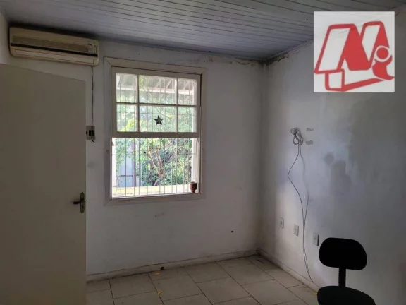 Imagem No bairro Bom Fim, prédio de 2 andares com pátio