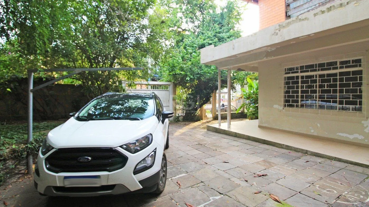 Imagem Casa com quatro (4) dormitórios, duas (2) vagas de garagem, no bairro Passo da Areia em Porto Alegre.