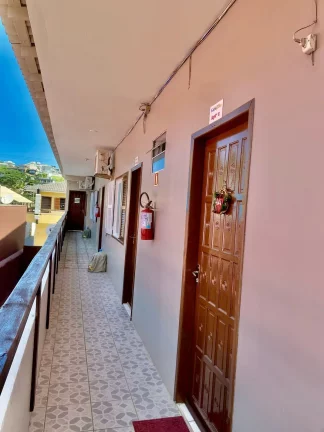 Imagem Oportunidade Única: Pousada Histórica à venda em Garopaba-SC, a 1 Quadra da Praia Central!