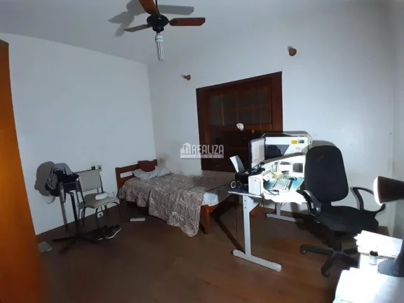 Imagem Casa à venda no bairro Nossa Senhora da Abadia, em Uberaba: 4 dormitórios, suíte, área de lazer e mais!